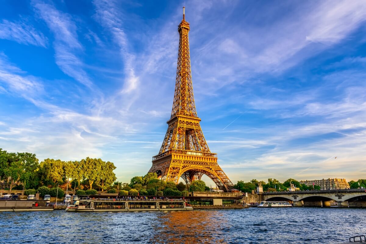 Paris é um destino encantador e com diversos pontos turísticos (Imagem: Catarina Belova | Shutterstock)