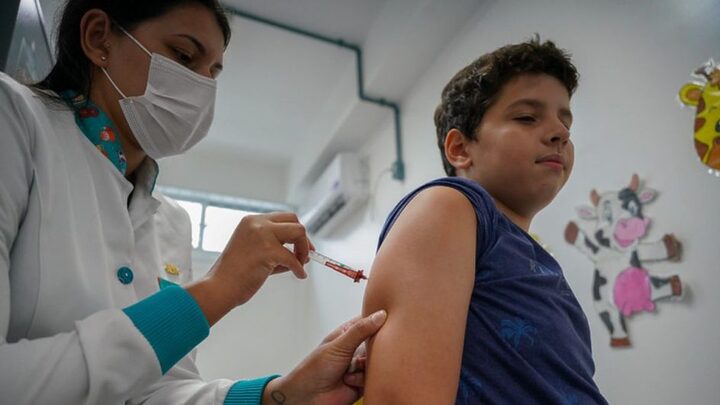 Em estado de emergência, SC vacina apenas 12,9% das crianças e adolescentes contra a dengue