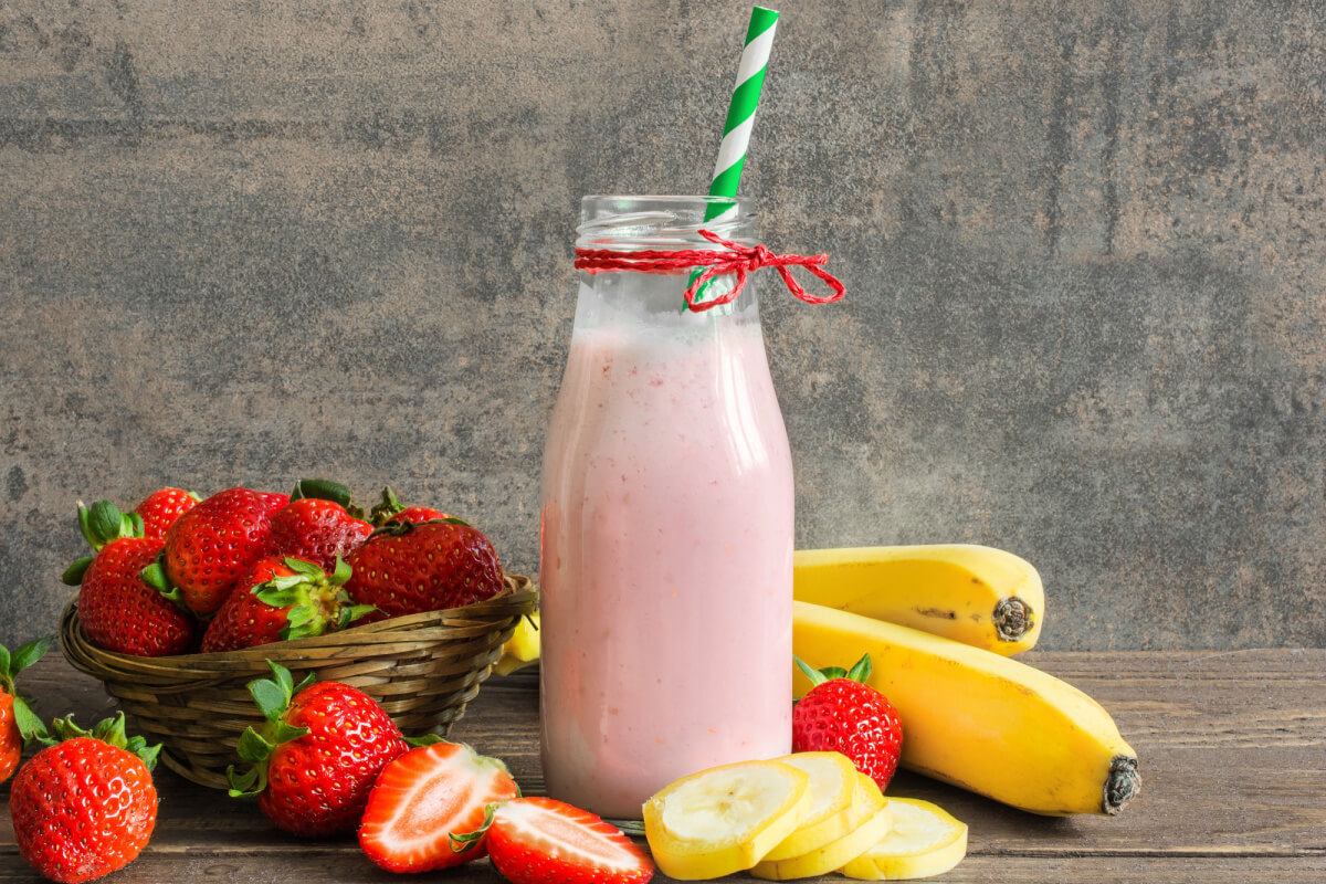Vitamina de morango com banana e linhaça (Imagem: artem evdokimov | Shutterstock)