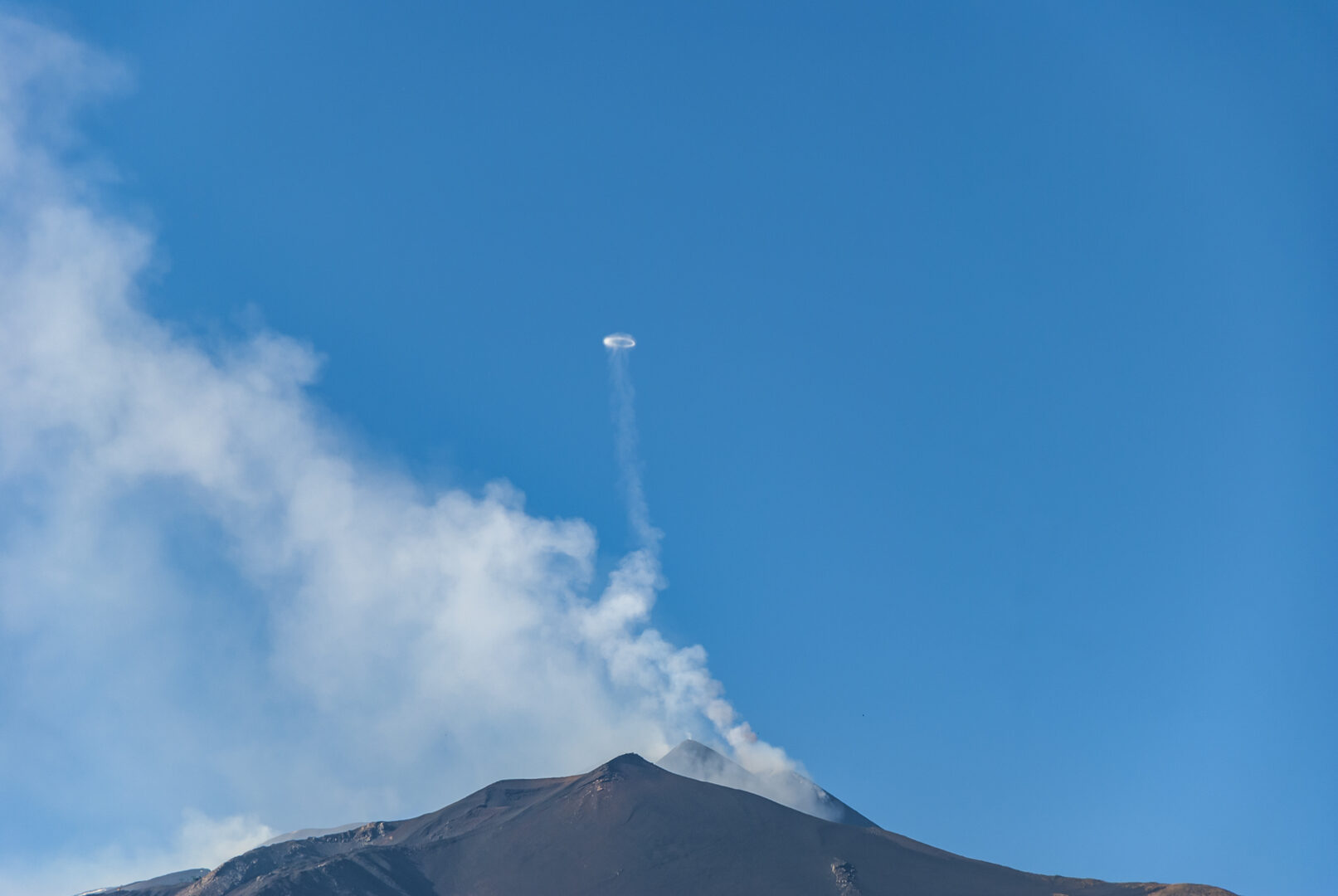 FOTOS: Vulcão Etna solta "anéis de fumaça" e intriga moradores e turistas