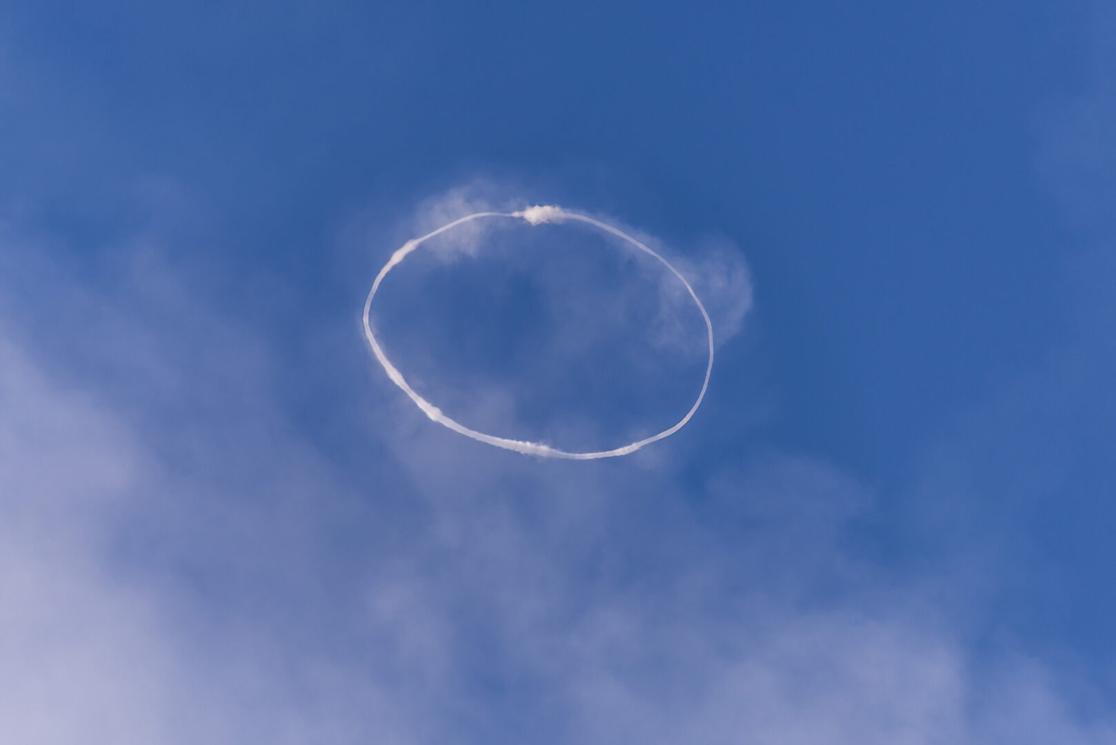 FOTOS: Vulcão Etna solta "anéis de fumaça" e intriga moradores e turistas