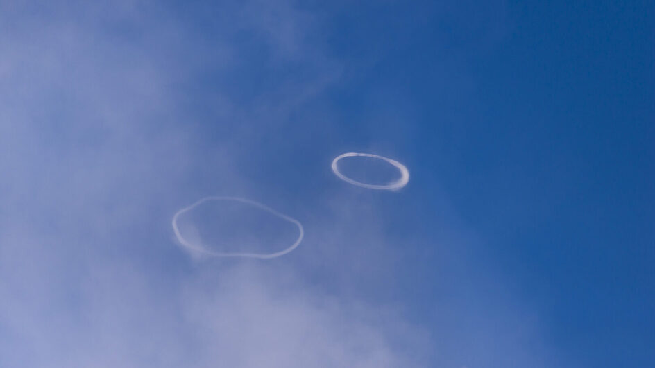 FOTOS: Vulcão Etna solta "anéis de fumaça" e intriga moradores e turistas
