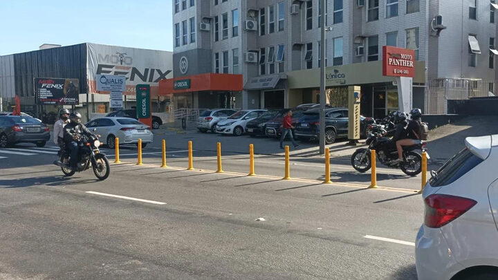 Balizadores flexíveis na Avenida Leoberto Leal (Foto: Prefeitura de São José, Divulgação)