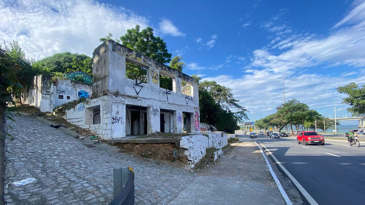 Prédio fica em frente à Avenida Beira-Mar Norte (Foto: Zé Maia, CBN Floripa)