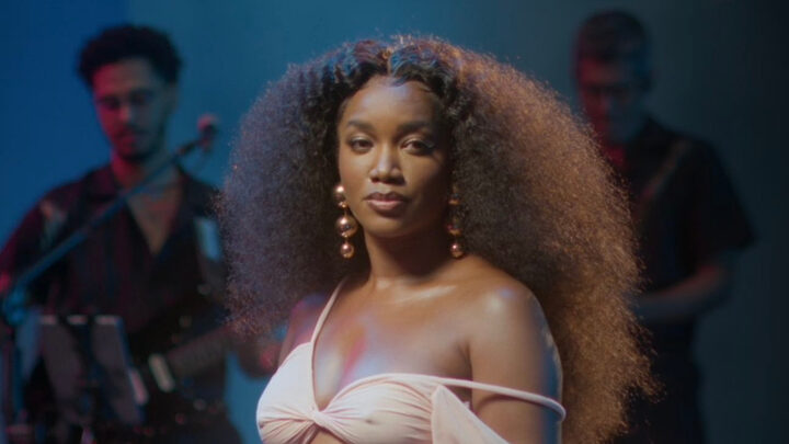 A cantora Iza está grávida de três meses