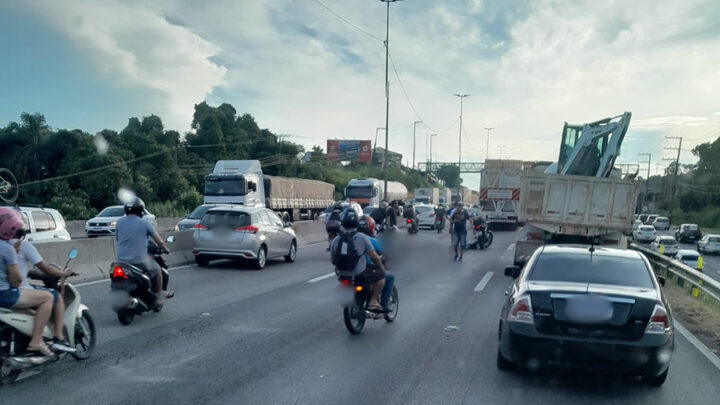 Motociclista morre em colisão com caminhão na BR-101 em São José