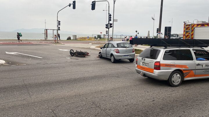 Acidente entre carro e moto bloqueia faixa da Beira-Mar Norte em Florianópolis