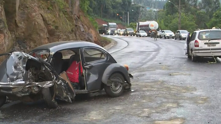 Acidente entre carros e carreta deixa vítima fatal no Contorno Viário Oeste em Chapecó