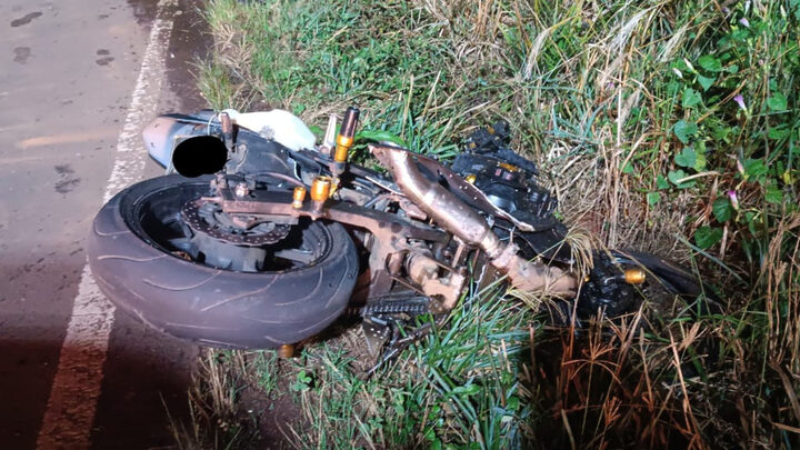 Motociclista de 28 anos morre em grave acidente com caminhão e carro no Oeste de SC