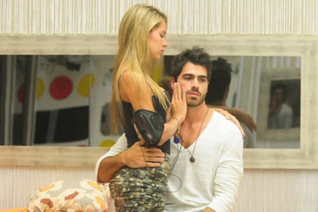 Adriana e Rodrigão estão juntos e moram fora do Brasil com os dois filhos (Imagem: Reprodução digital | TV Globo)