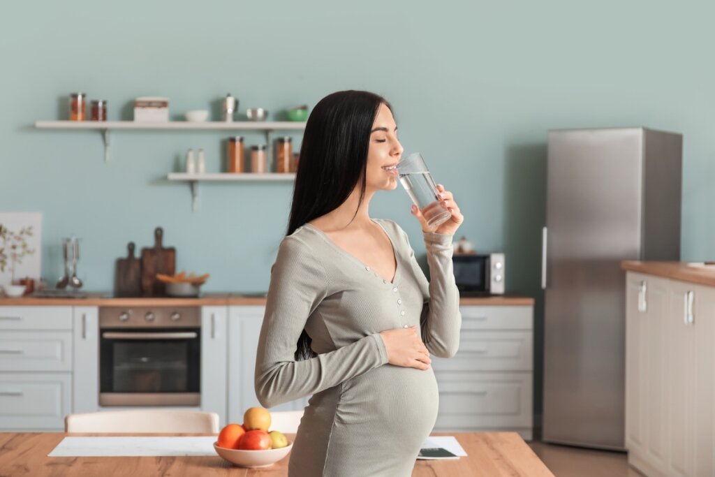 Beber água repõe a parte líquida que a doença retira do sangue (Imagem: Prostock-studio | Shutterstock)