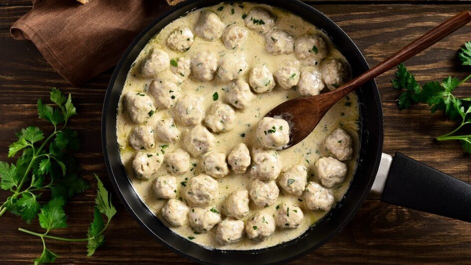 Almôndega ao molho branco (Imagem: Olga Nayashkova | Shutterstock)