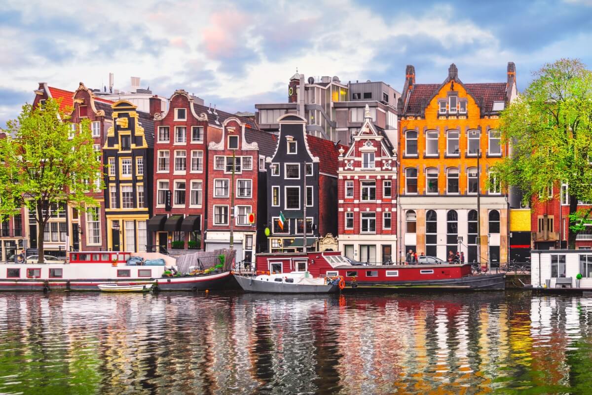 Amsterdã é uma cidade cheia de vida, rica em história e cultura (Imagem: Yasonya | Shutterstock)