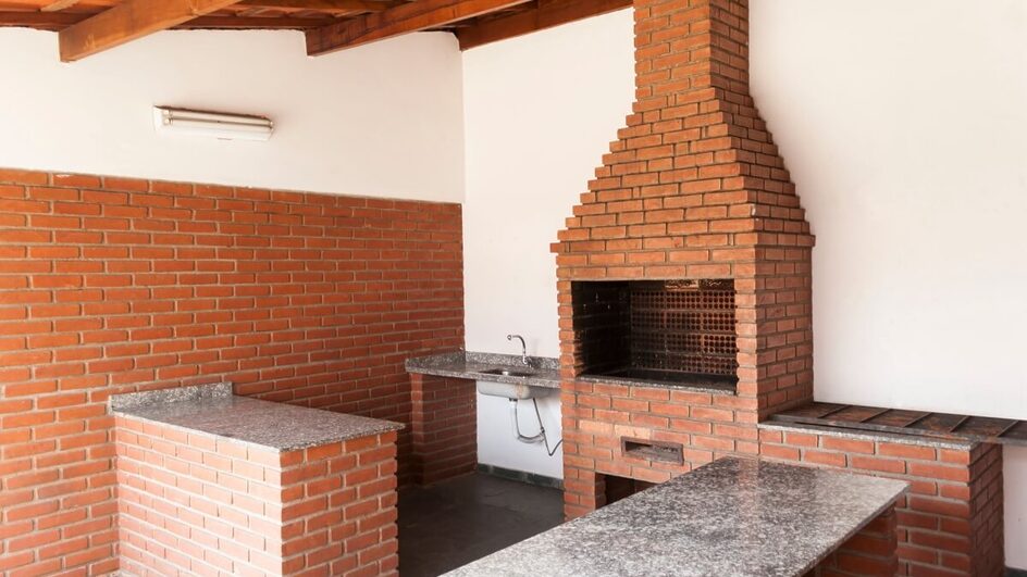 Construir uma churrasqueira de alvenaria em casa pode ser uma opção atrativa (Imagem: cifotart | Shutterstock)
