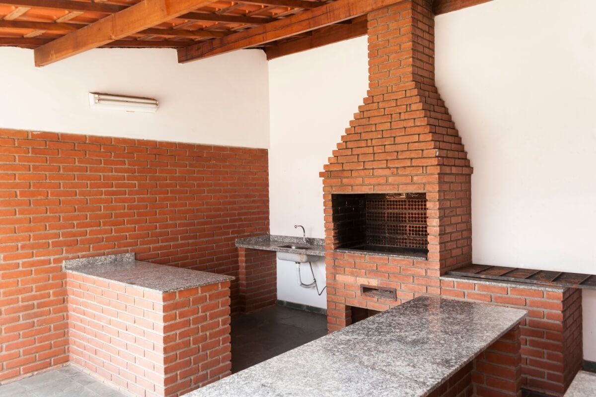 Construir uma churrasqueira de alvenaria em casa pode ser uma opção atrativa (Imagem: cifotart | Shutterstock)