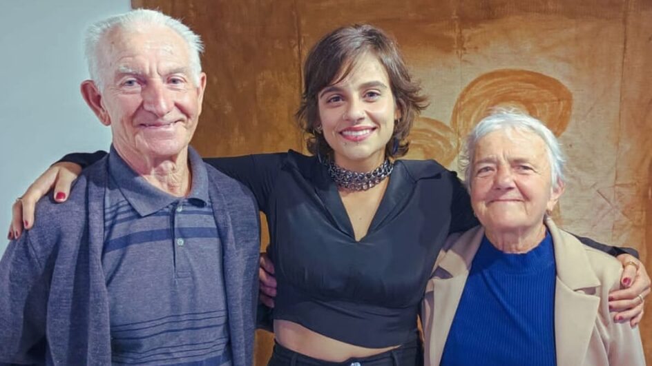Professora cria coletivo artístico com seus avós.