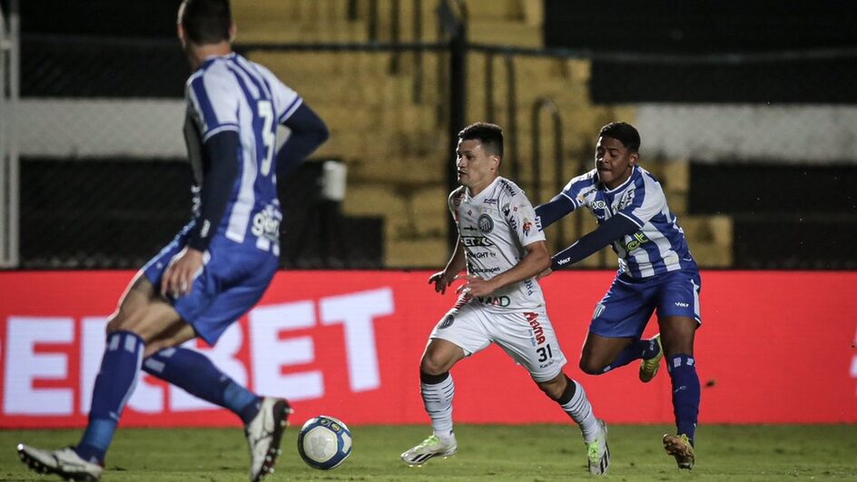 Operário marcou o gol da vitória sobre o Avaí aos 50 do 2° tempo e largou na frente na Série B (Foto: @andreoito, OFEC)