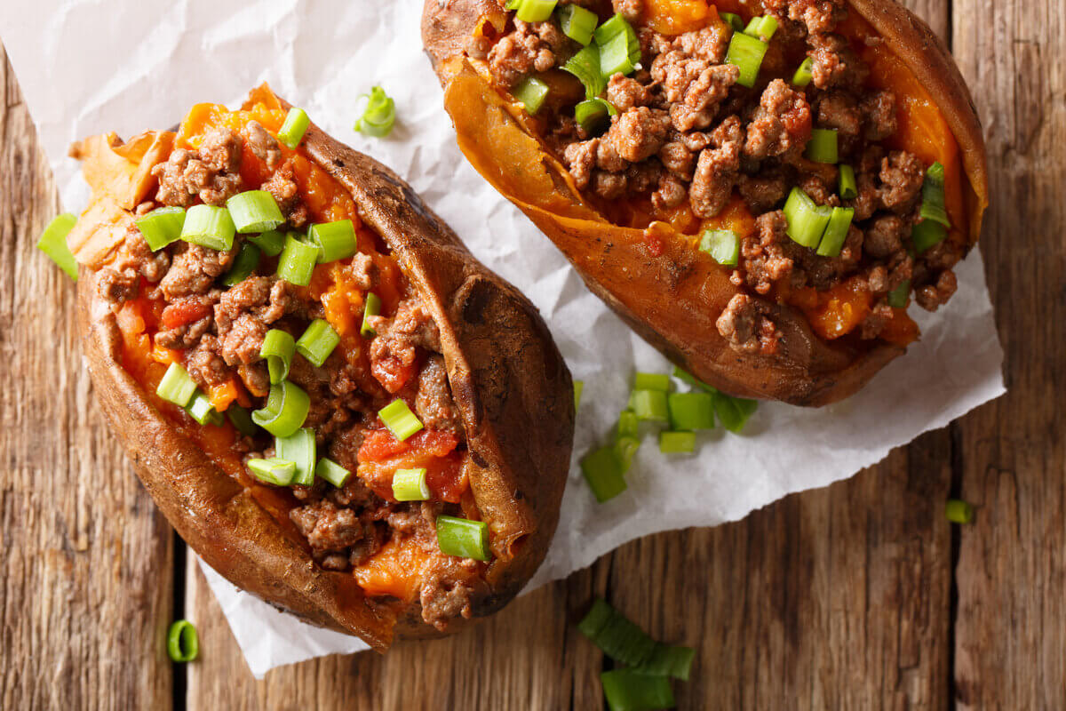 Batata-doce recheada com carne moída (Imagem: AS Foodstudio | Shutterstock)
