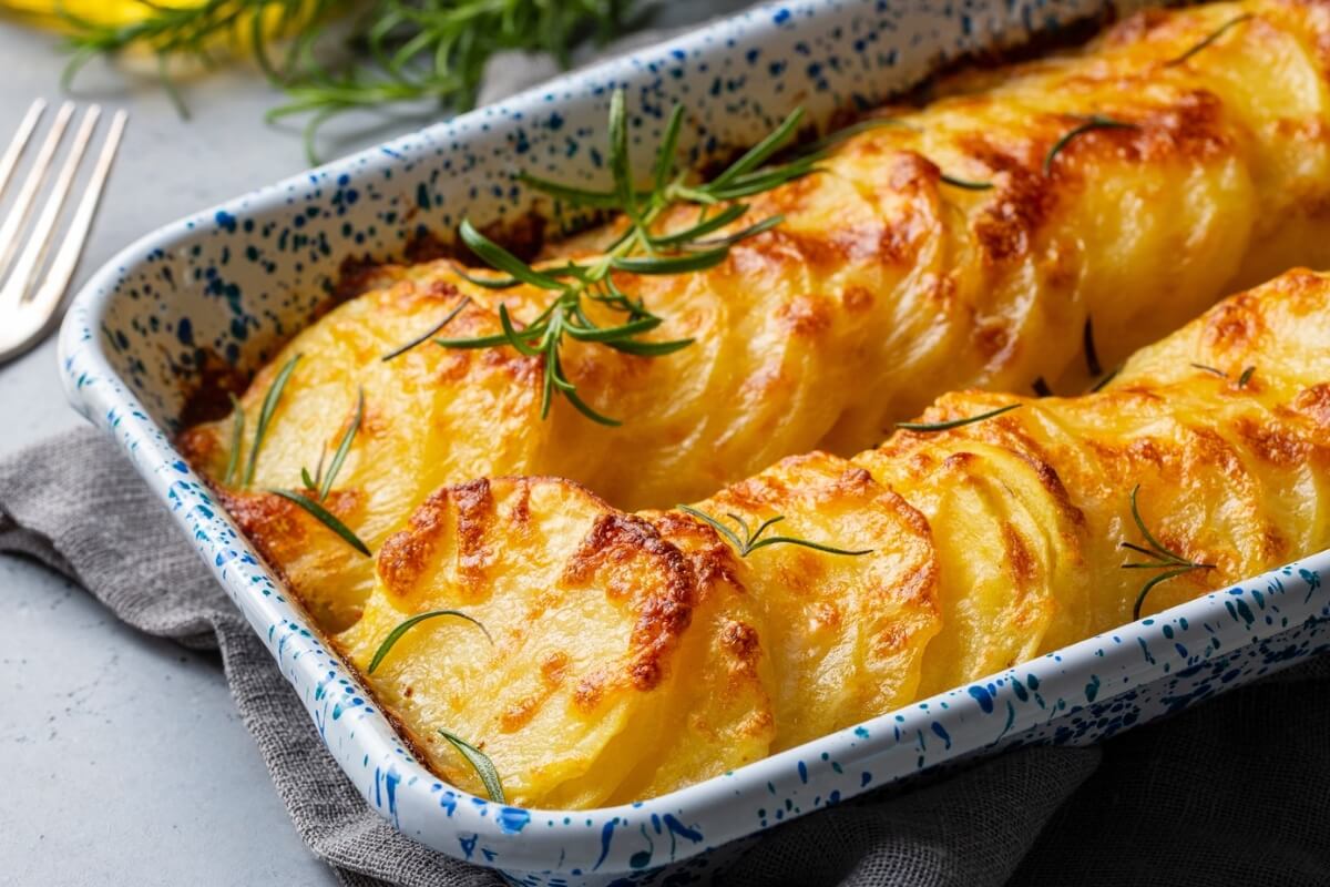Batata gratinada com queijo de castanha-de-caju (Imagem: Esin Deniz | Shutterstock)
