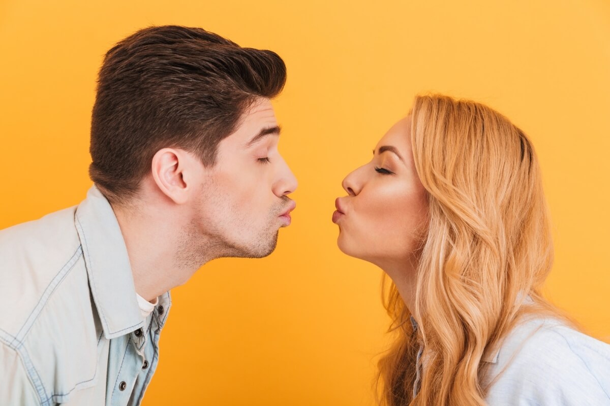 O beijo é uma das formas mais significativas de demonstrar carinho (Imagem: Dean Drobot | Shutterstock)