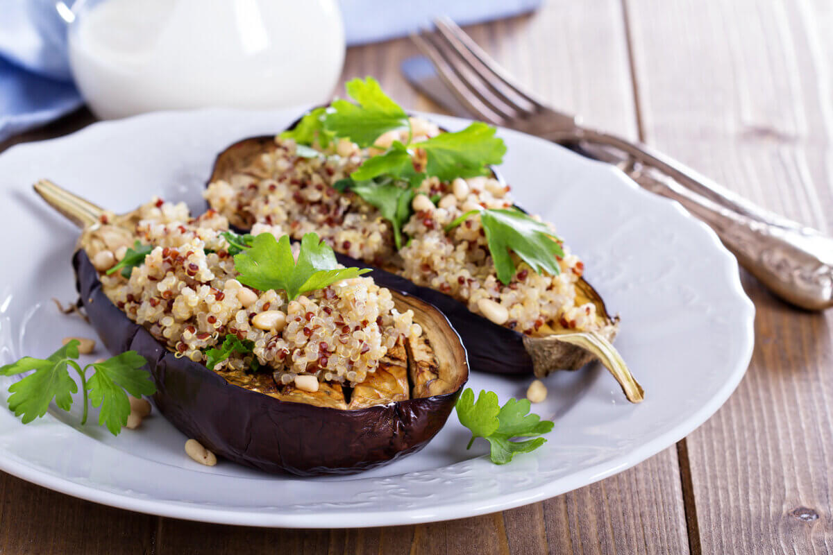 Berinjela recheada com quinoa (Imagem: Elena Veselova | Shutterstock)