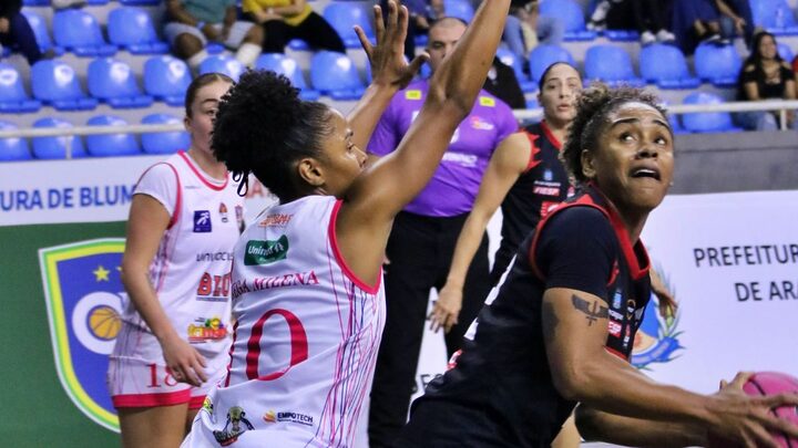 Blumenau perde pela Liga de Basquete Feminino (Foto: Vitor Bett, LBF)