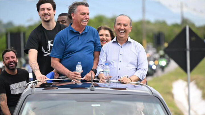 Bolsonaro desembarca em Florianópolis e segue para congresso religioso em Camboriú