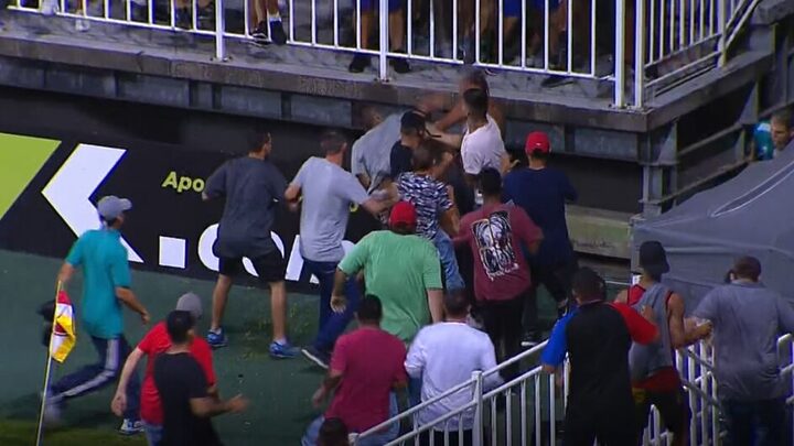 Briga entre torcedores na Arena Joinville (Foto: NSC TV, Reprodução)