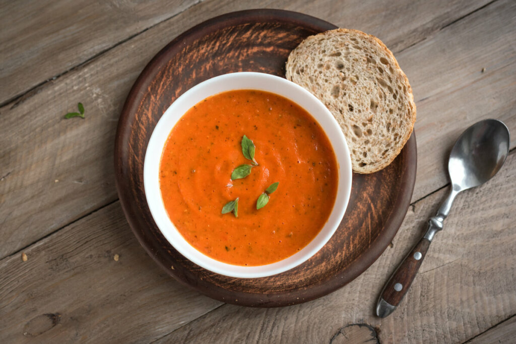 Caldo de cenoura com tomate (Imagem: Oksana Mizina | Shutterstock)