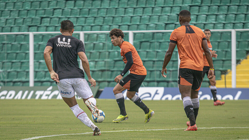 Meia Camilo foi um dos titulares no jogo treino do último sábado contra o Hercílio Luz (Foto: Eduardo Pauli, FFC)