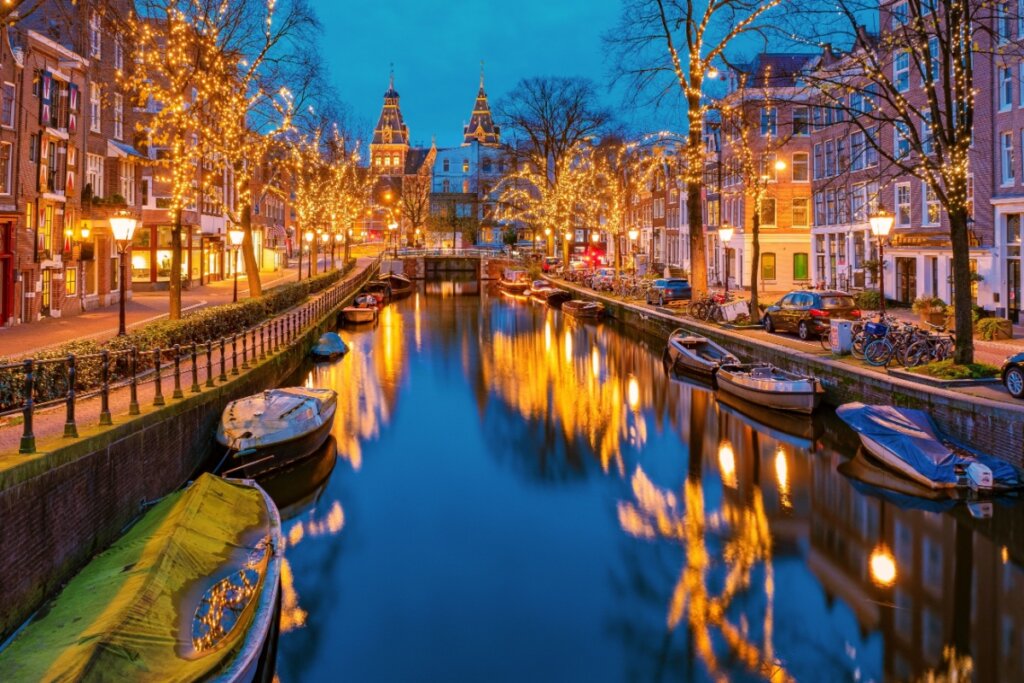 Os canais de Amsterdã são um marco histórico e cultural (Imagem: fokke baarssen | Shutterstock)