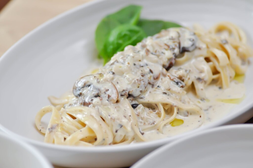 Carbonara com cogumelo (Imagem: Job Narinnate | Shutterstock)