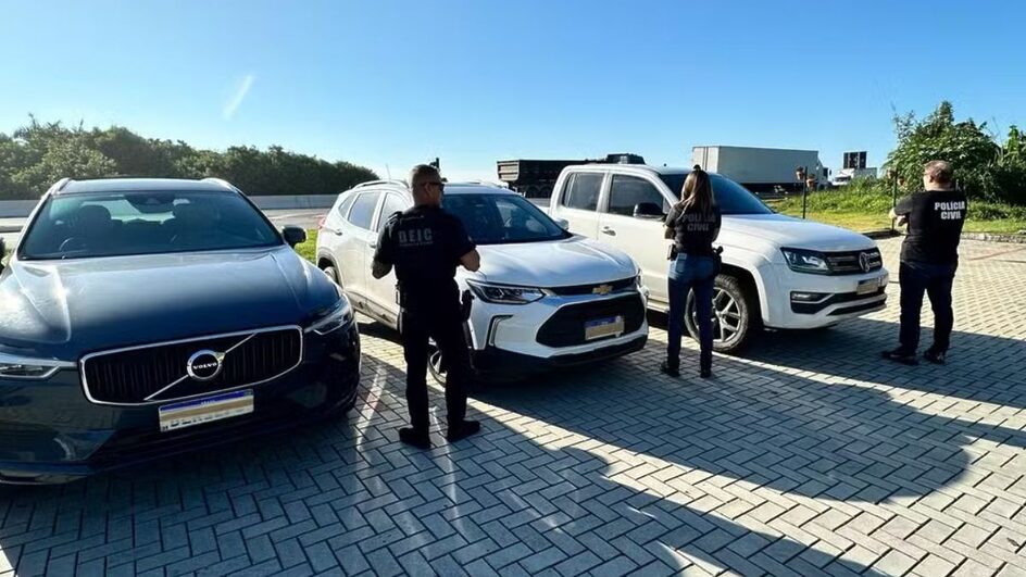 Carros de luxo foram apreendidos em operação da Polícia Civil sobre compra de notebooks para Educação de SC