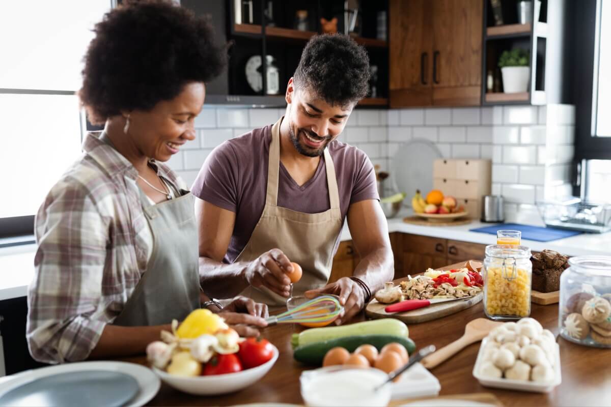 Apoiar-se mutuamente em hábitos saudáveis fortalece laços emocionais e melhora a qualidade de vida (Imagem: NDAB Creativity | Shutterstock)