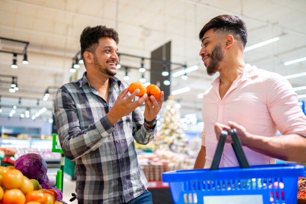 É importante que pelo menos um dos parceiros opte por alimentos in natura ao fazer as compras (Imagem: Brastock | Shutterstock)