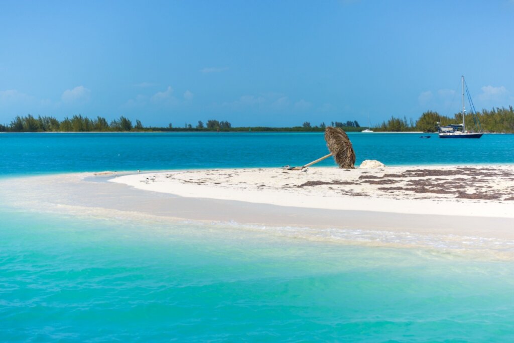 Cayo Largo, com suas praias intocadas e águas cristalinas, é um refúgio paradisíaco que encanta os visitantes (Imagem: MasterPhoto | Shutterstock)