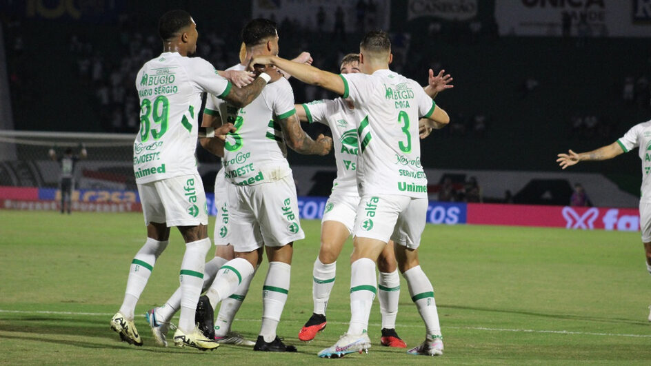 Com um a menos, Chapecoense vence o Guarani e segue no G-4 da Série B