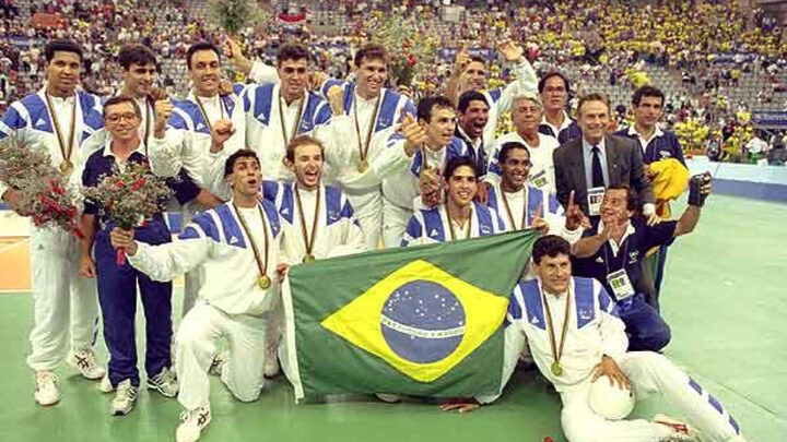 Seleção comemorando a medalha de ouro. Foto: Arquivo COB