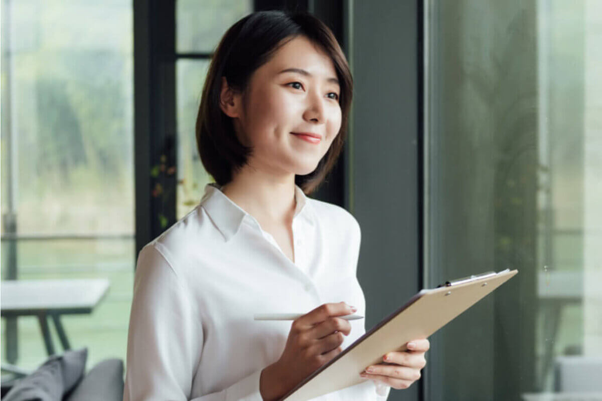 Mulheres são as mais afetadas pela sensação de insuficiência (Imagem: Natee Meepian | Shutterstock)
