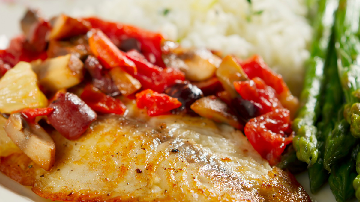 Tilápia com molho de tomate