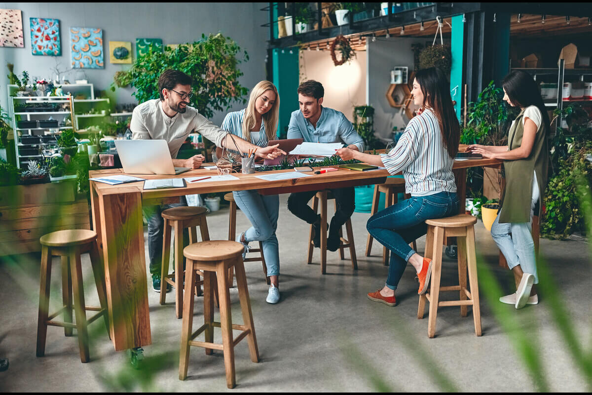 Esses espaços podem impactar positivamente a cultura corporativa e as estratégias de desenvolvimento empresarial (Imagem: 4 PM production | Shutterstock)
