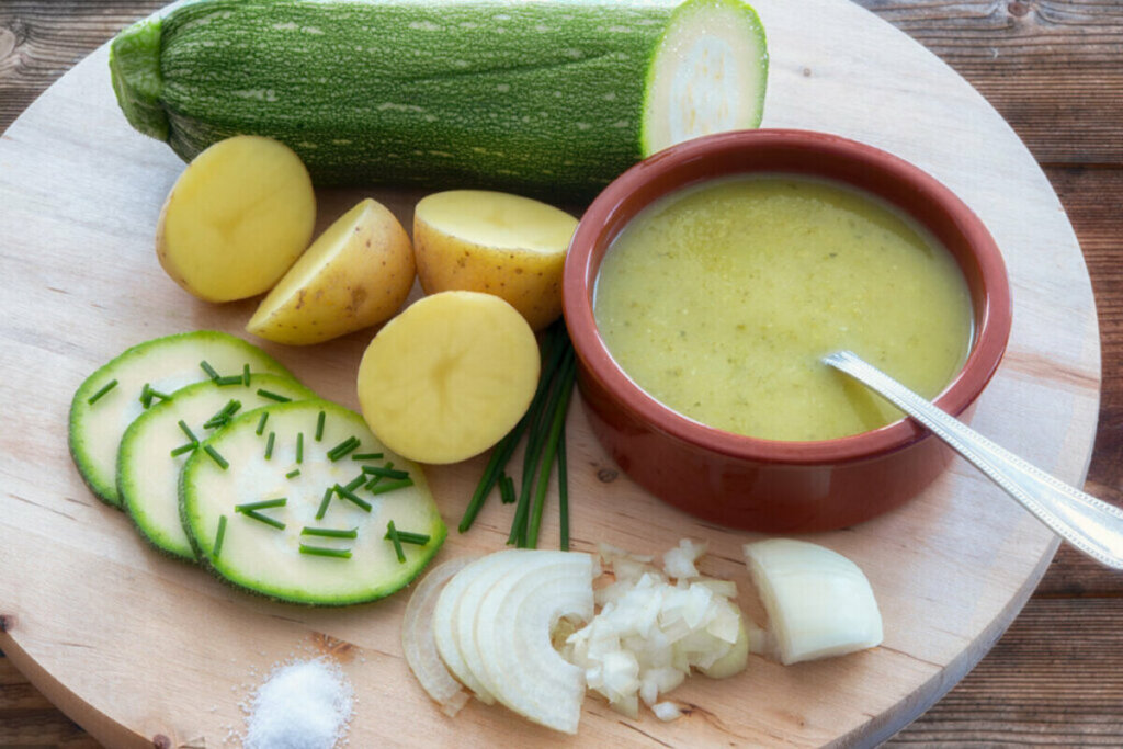 Caldo de abobrinha com batata (Imagem: stylefoto24 | Shutterstock)