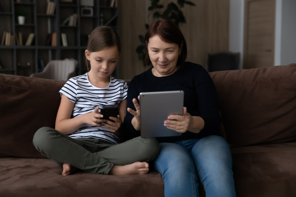 Crianças e idosos são os grupos mais vulneráveis a golpes online (Imagem: fizkes | Shutterstock)