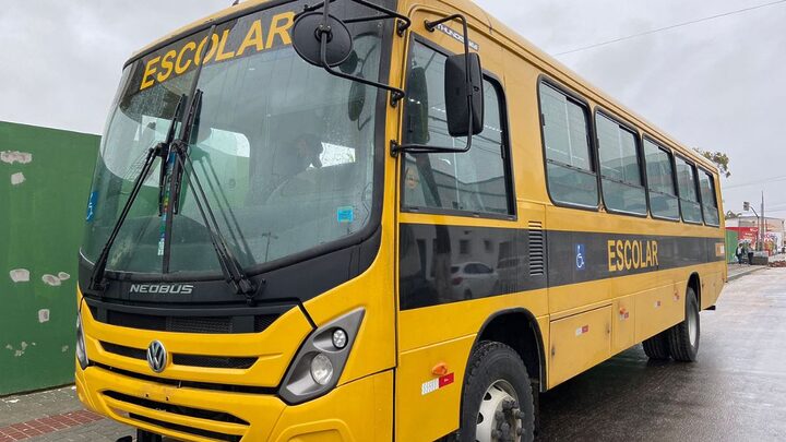 Uma menina, de oito anos, foi deixada dentro de um ônibus escolar da rede municipal de ensino na manhã desta quarta-feira (10)