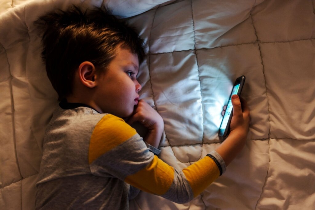 Grooming é um tipo de abuso em que um agressor desenvolve online uma conexão emocional com uma criança (Imagem: Jelena Stanojkovic | Shutterstock)