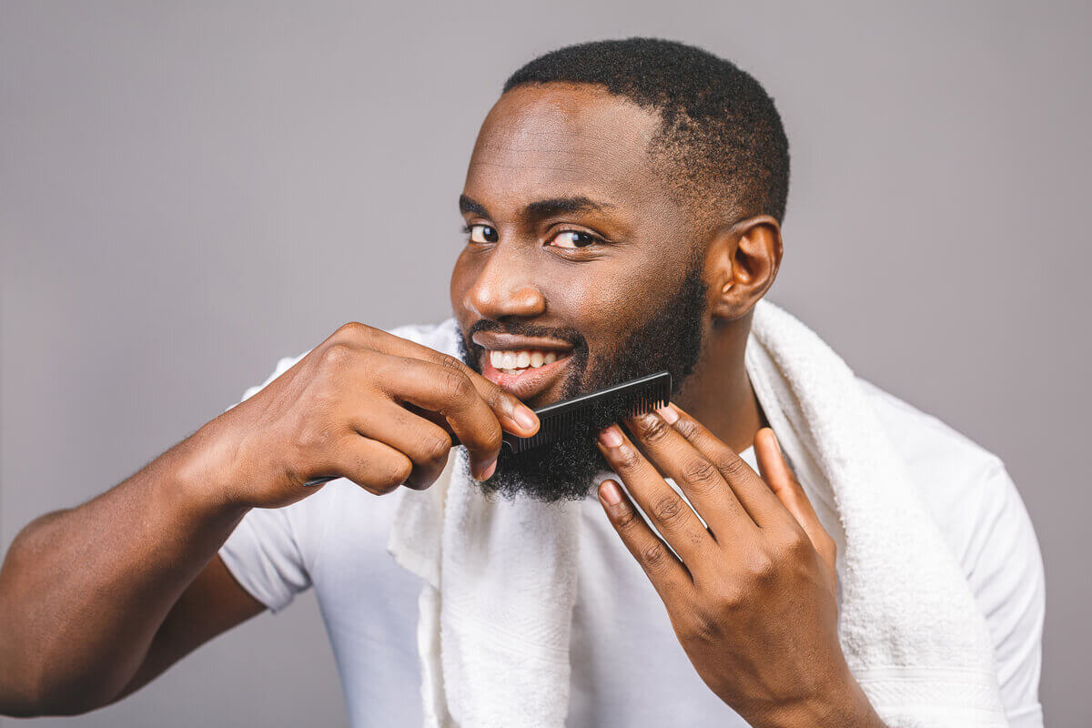 Manter a barba limpa ajuda a controlar a oleosidade da pele (Imagem: YoloStock | Shutterstock)