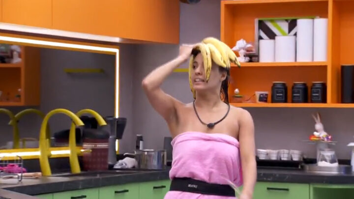Davi chama Beatriz de egoísta e briga tem desfile com banana na cabeça no BBB24
