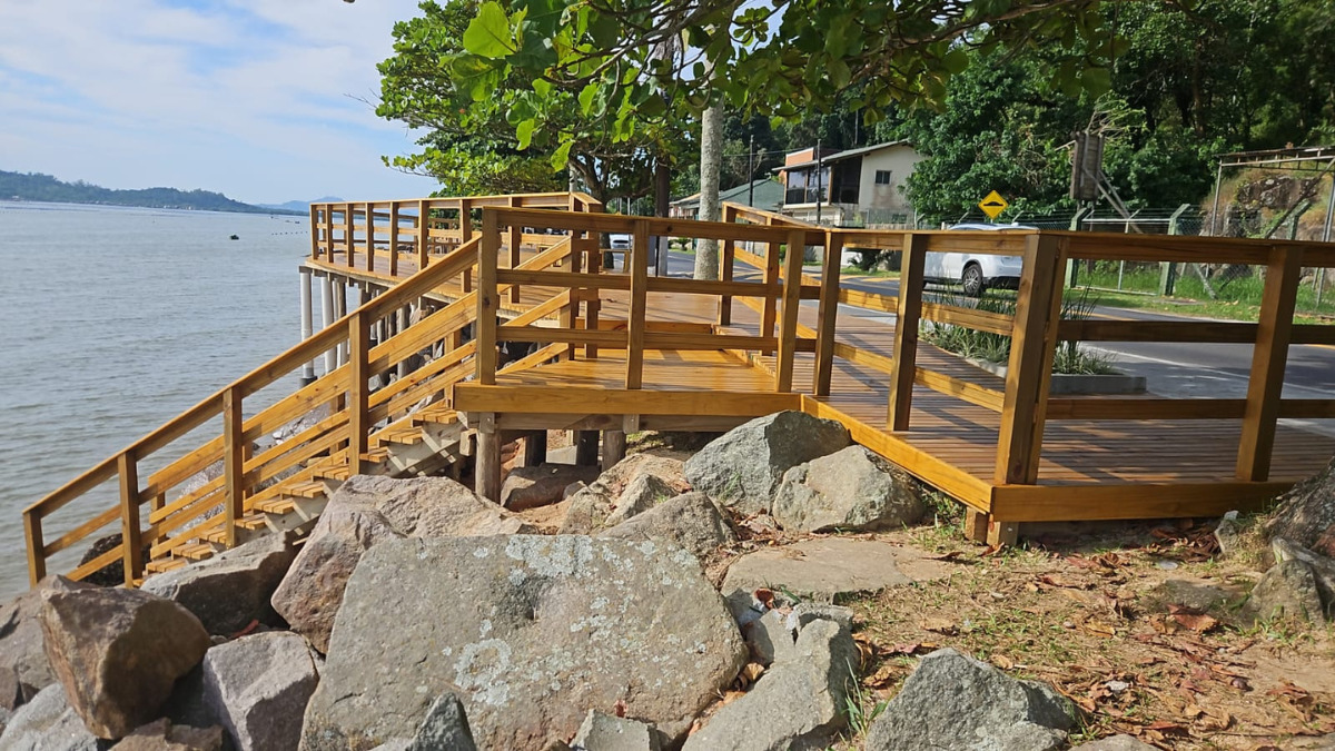 Escadaria para o mar no deck (Foto Divulgação, PMF)