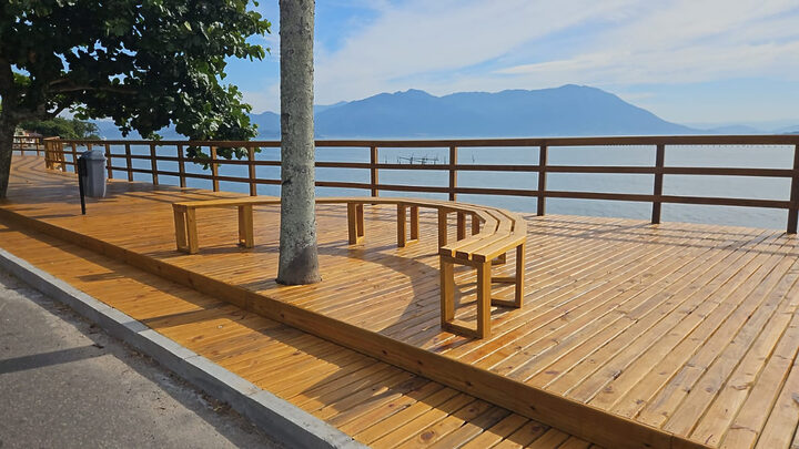 O deck conta com bancos para turistas e moradores (Foto Divulgação, PMF)