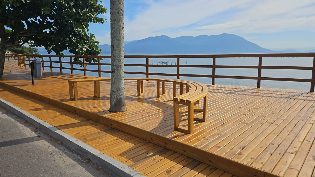 O deck conta com bancos para turistas e moradores (Foto Divulgação, PMF)